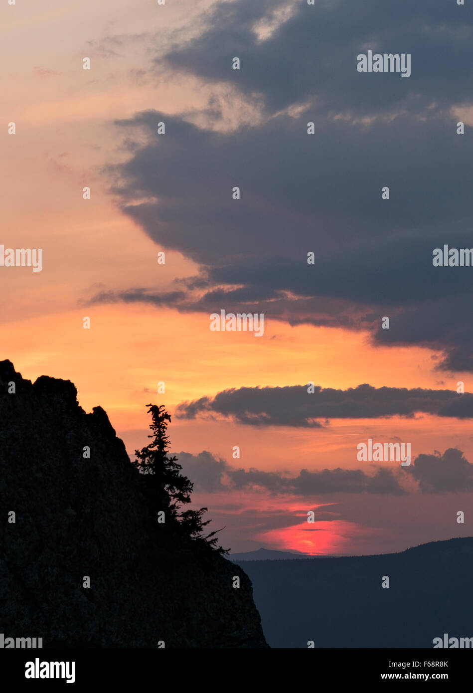 Sonnenuntergang mit Silhouette und Wolkengebilde Stockfoto