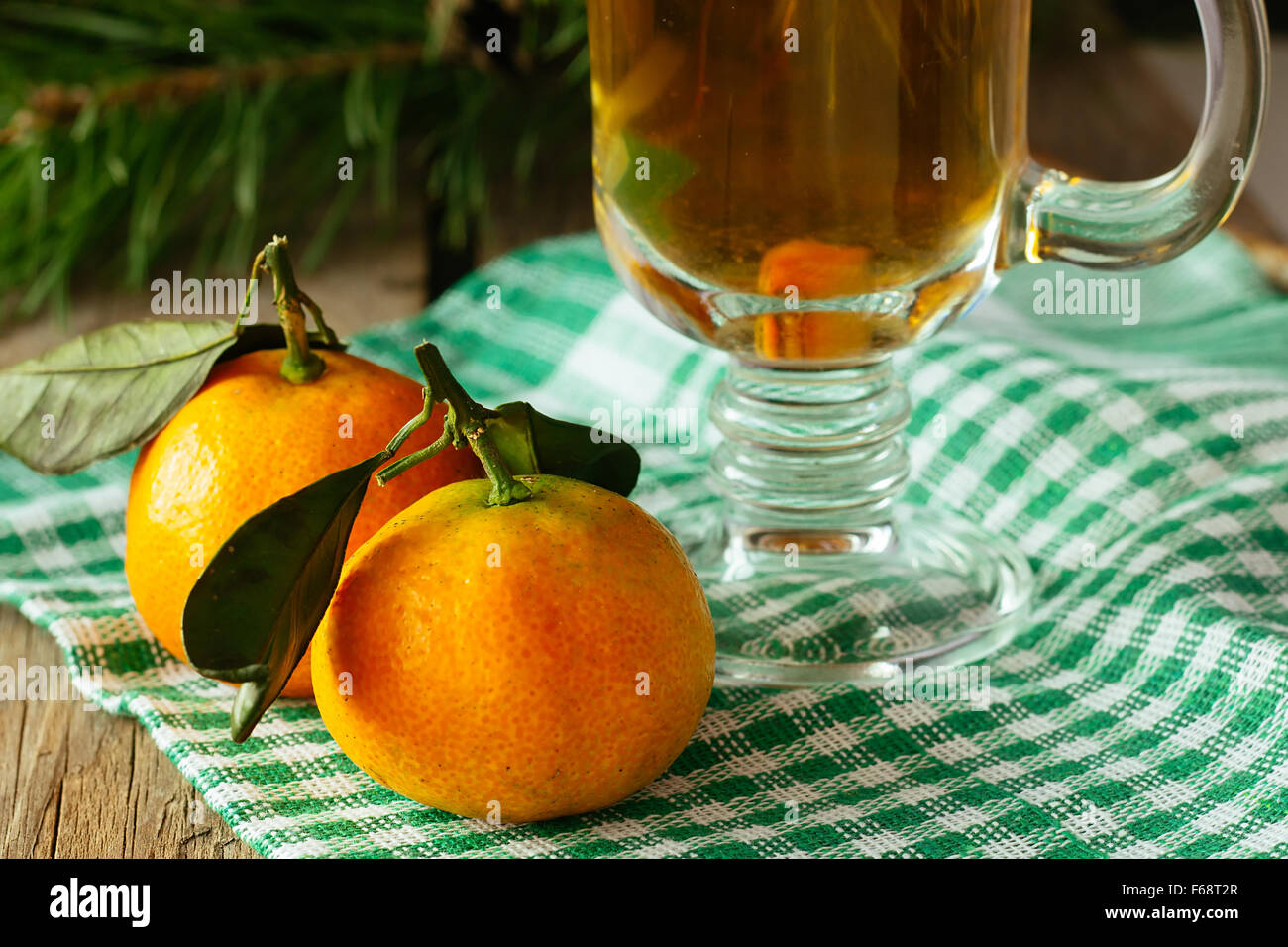 Zwei Mandarinen und selektiven Fokus Heißgetränk Stockfoto