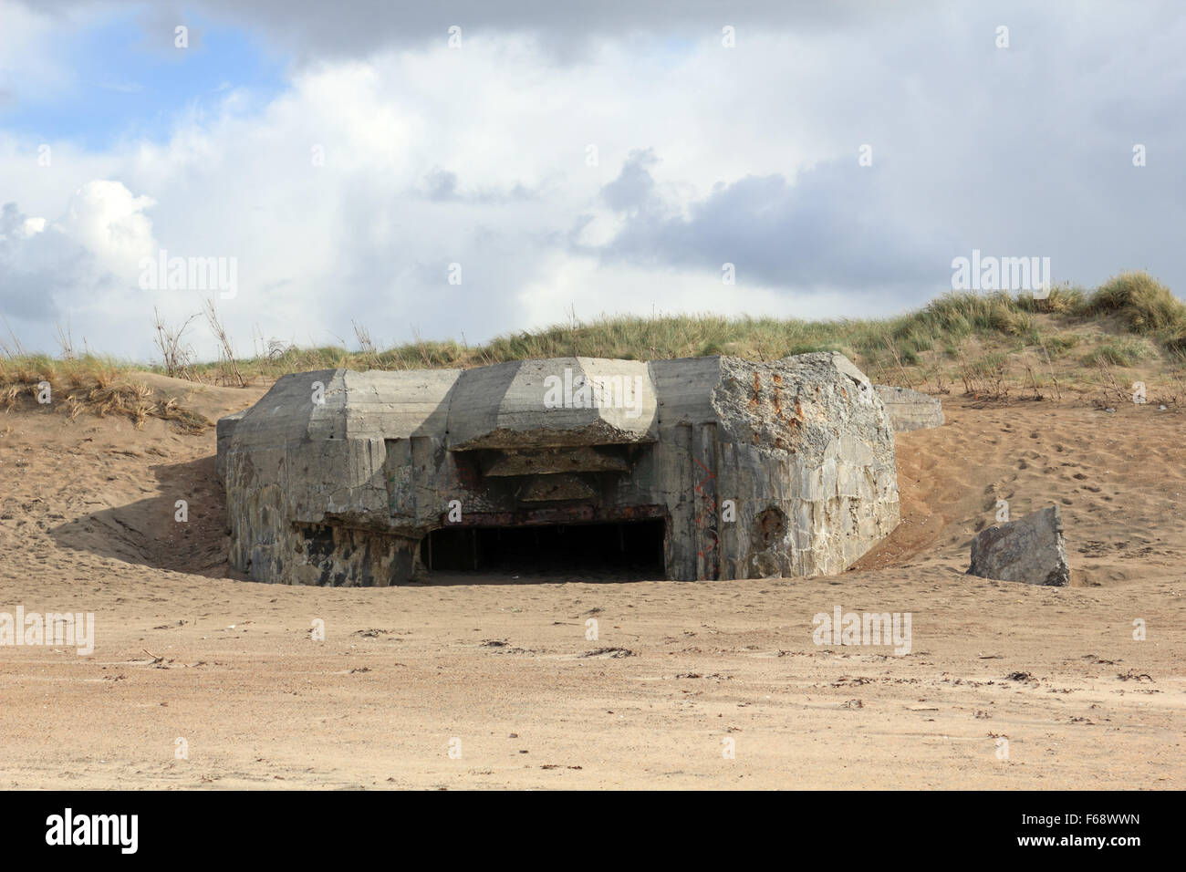 WW2 Bunker am Strand von Houvig Strand, Søndervig, Jütland, Dänemark. Stockfoto