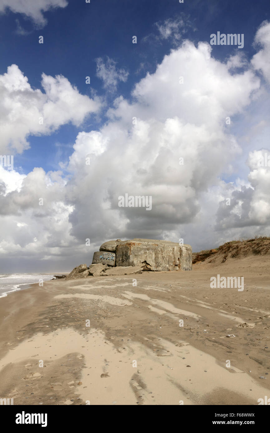 WW2 Bunker am Strand von Houvig Strand, Søndervig, Jütland, Dänemark. Stockfoto