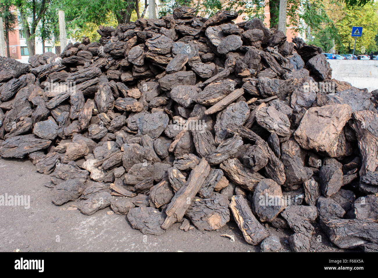 Gutes Preis-Leistungsverhältnis und gute Qualität der Kohle auf Lager warten auf die ersten Kunden. Stockfoto