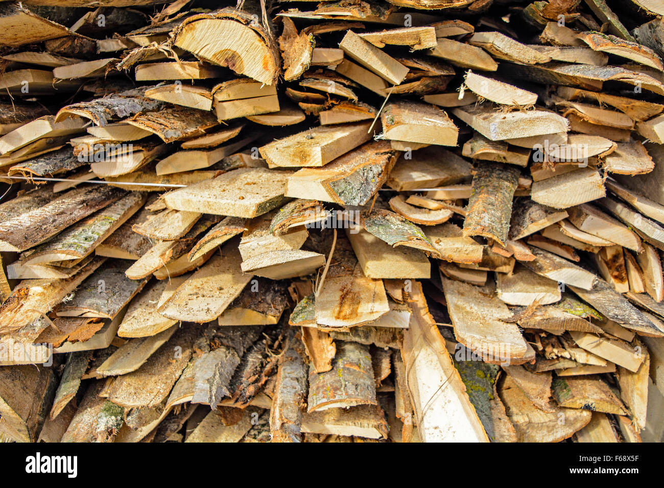 Holzschnitt auf dem Betriebshof des Protokolls und zum Verkauf bereit. Stockfoto