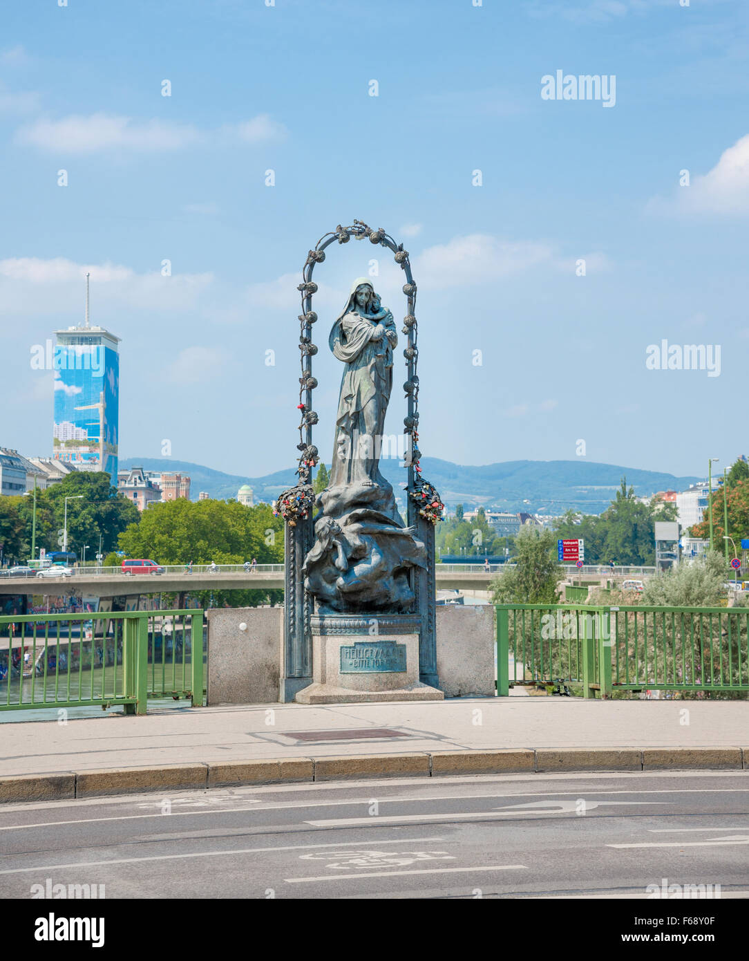 Wien, Österreich - AUGUST 3:Bronze Statue auf Marienbrucke Brücke am august 3, 2015 in Wien Stockfoto