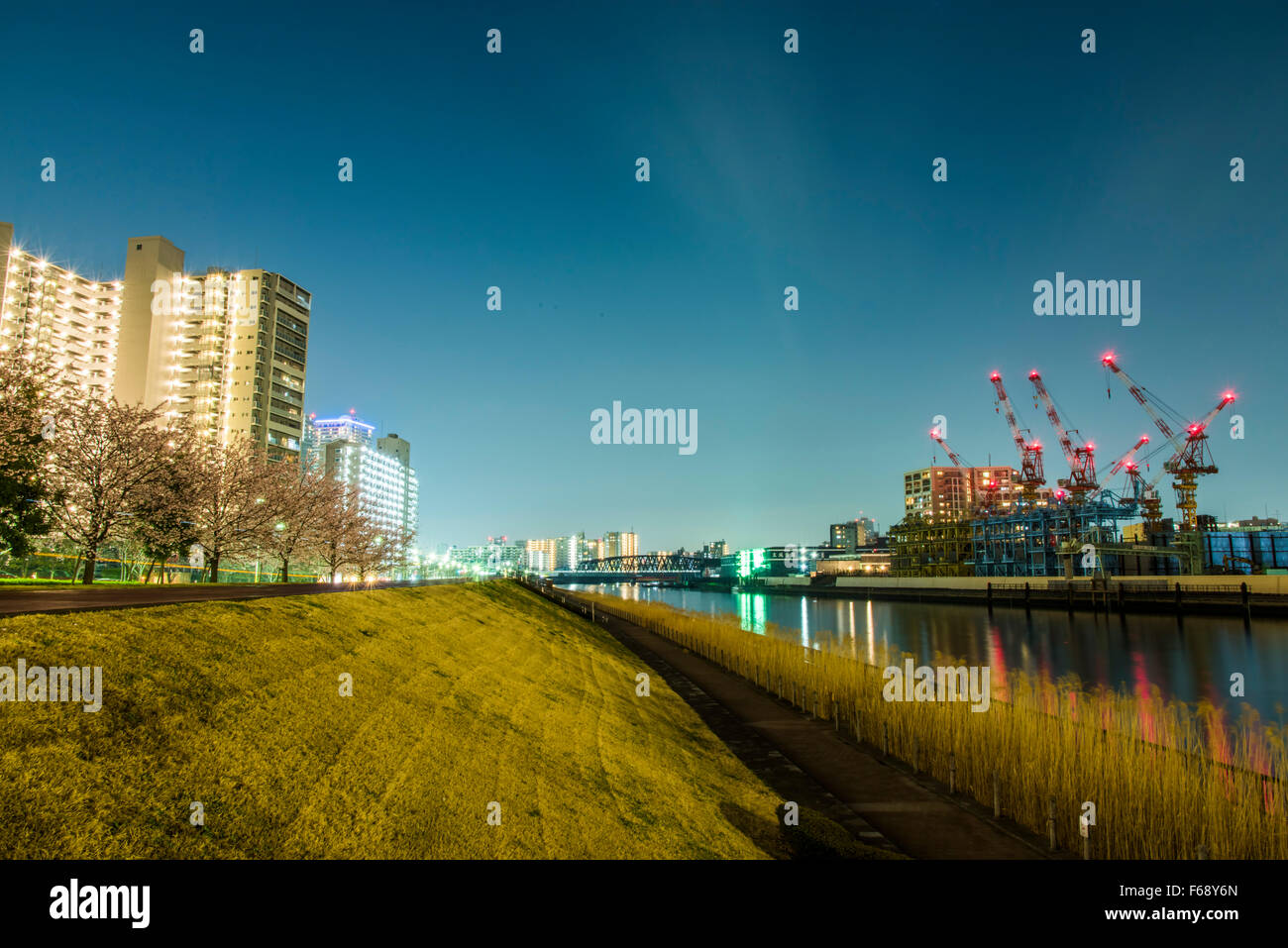 Riesiger Kran in der Nähe von Senju-Shioiri-Ohashi Brücke, Sumida-Fluss, Tokyo, Japan Stockfoto