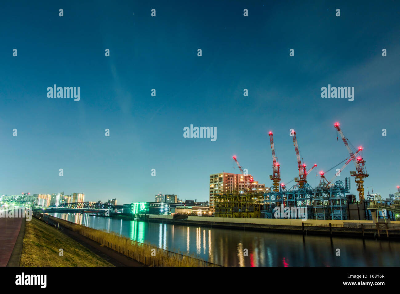 Riesiger Kran in der Nähe von Senju-Shioiri-Ohashi Brücke, Sumida-Fluss, Tokyo, Japan Stockfoto