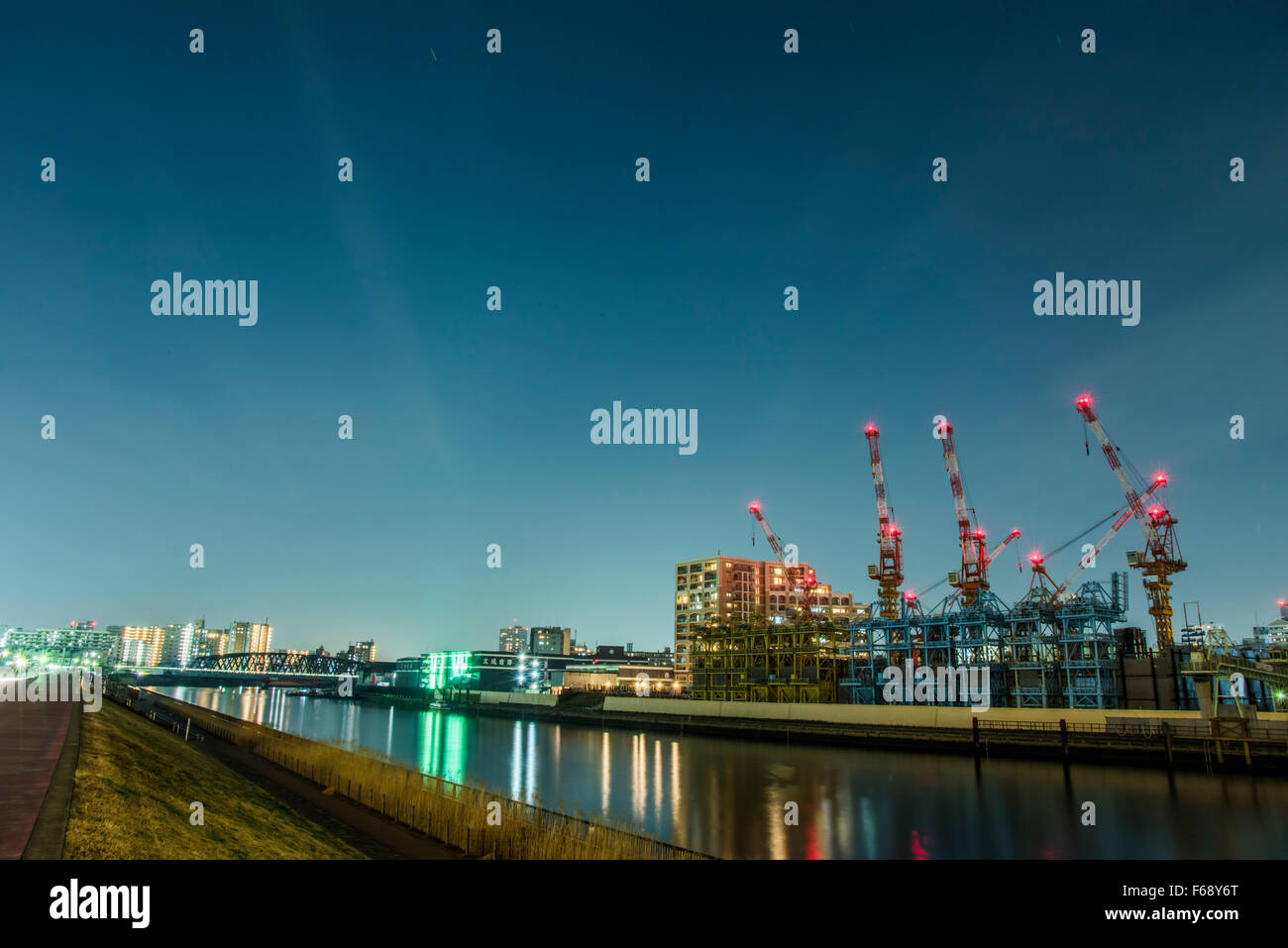 Riesiger Kran in der Nähe von Senju-Shioiri-Ohashi Brücke, Sumida-Fluss, Tokyo, Japan Stockfoto