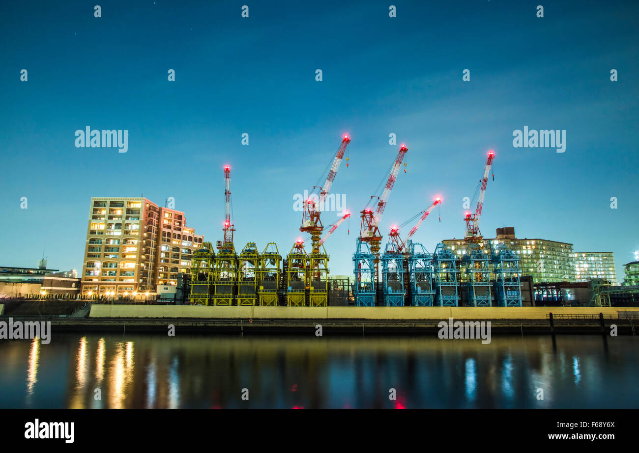 Riesiger Kran in der Nähe von Senju-Shioiri-Ohashi Brücke, Sumida-Fluss, Tokyo, Japan Stockfoto