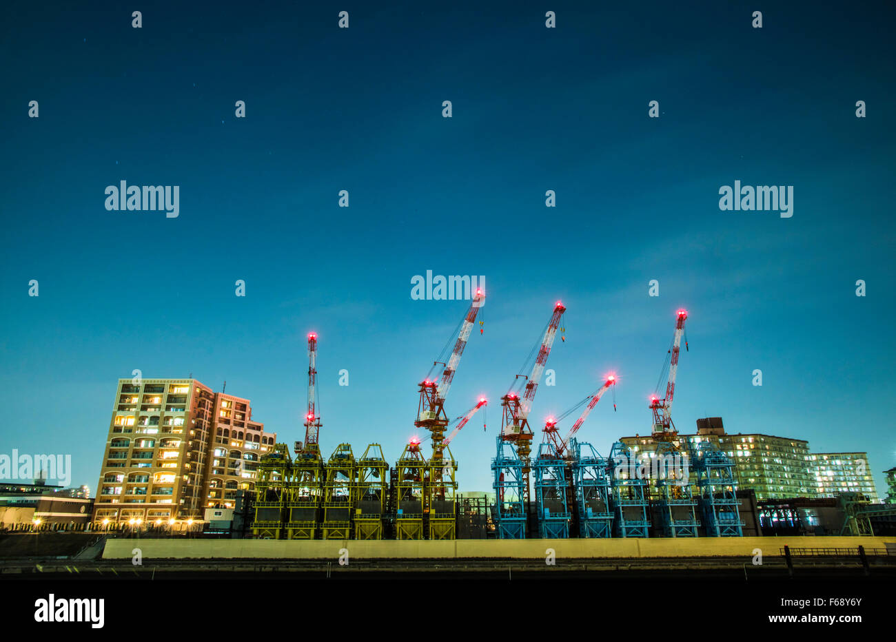 Riesiger Kran in der Nähe von Senju-Shioiri-Ohashi Brücke, Sumida-Fluss, Tokyo, Japan Stockfoto