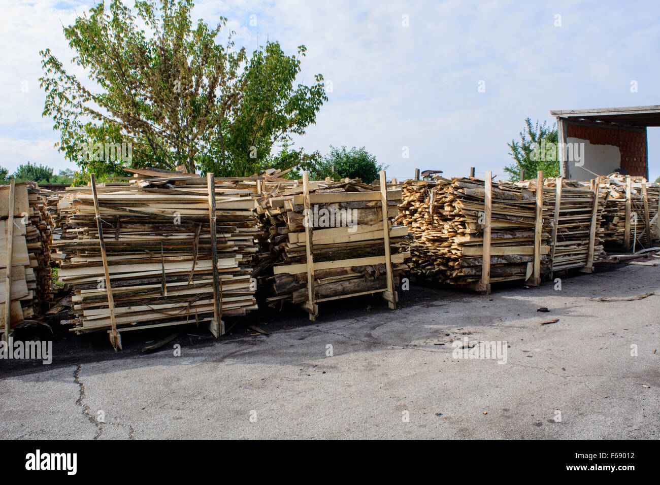 Holzschnitt auf dem Betriebshof des Protokolls und zum Verkauf bereit. Stockfoto
