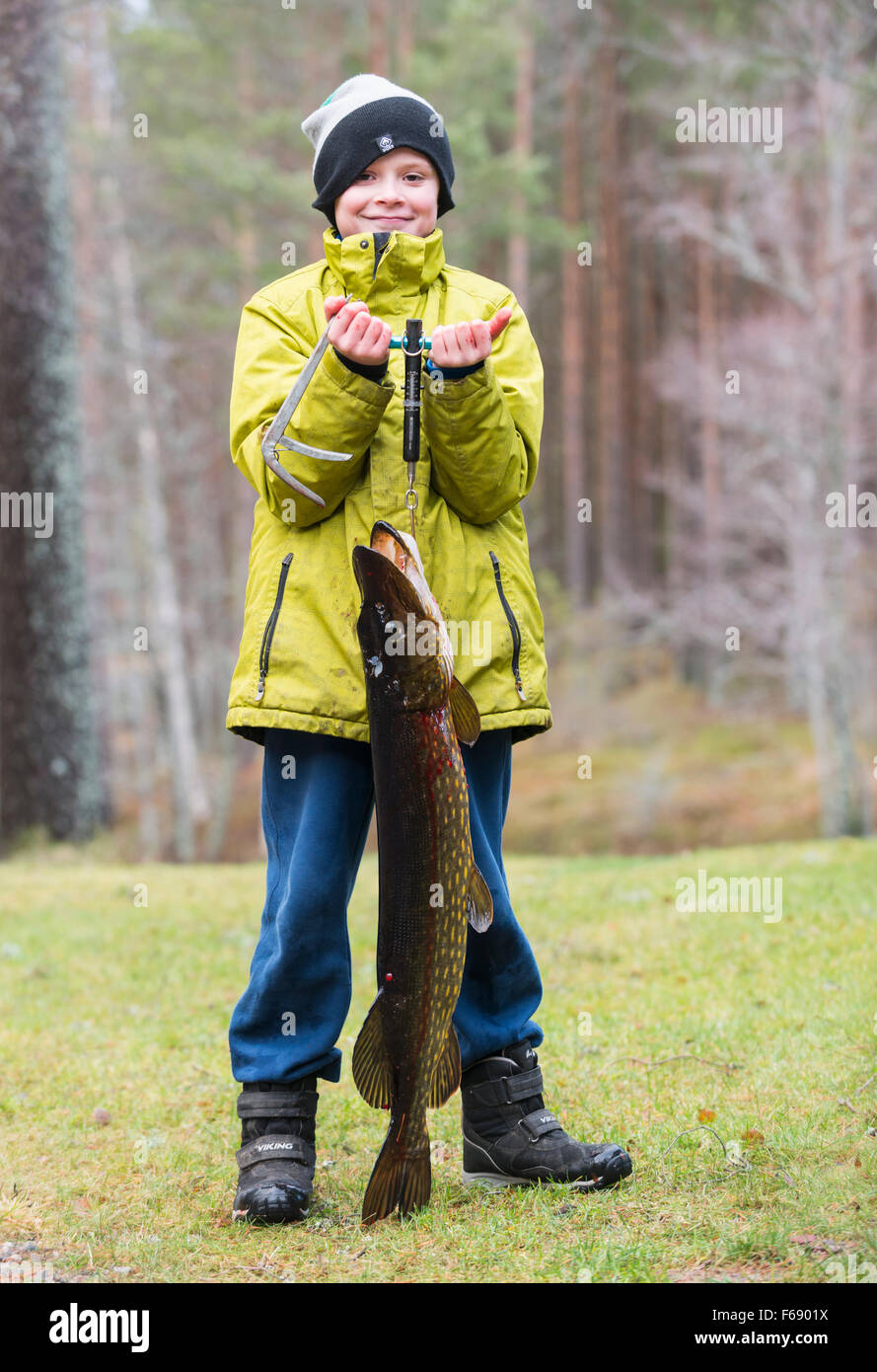 Junge mit seinem Fang von Fischen Stockfoto