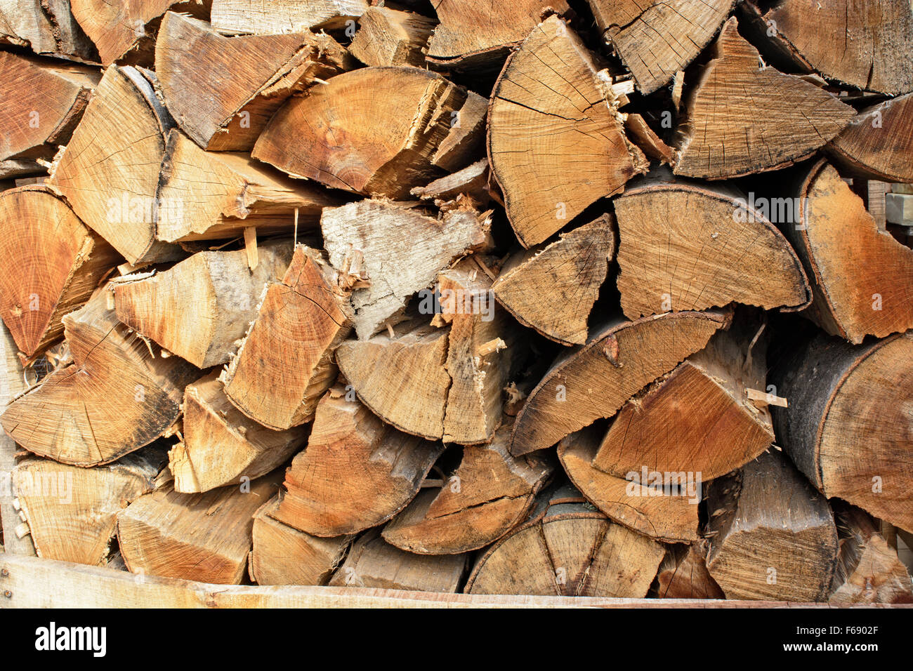 Holzschnitt auf dem Betriebshof des Protokolls und zum Verkauf bereit. Stockfoto