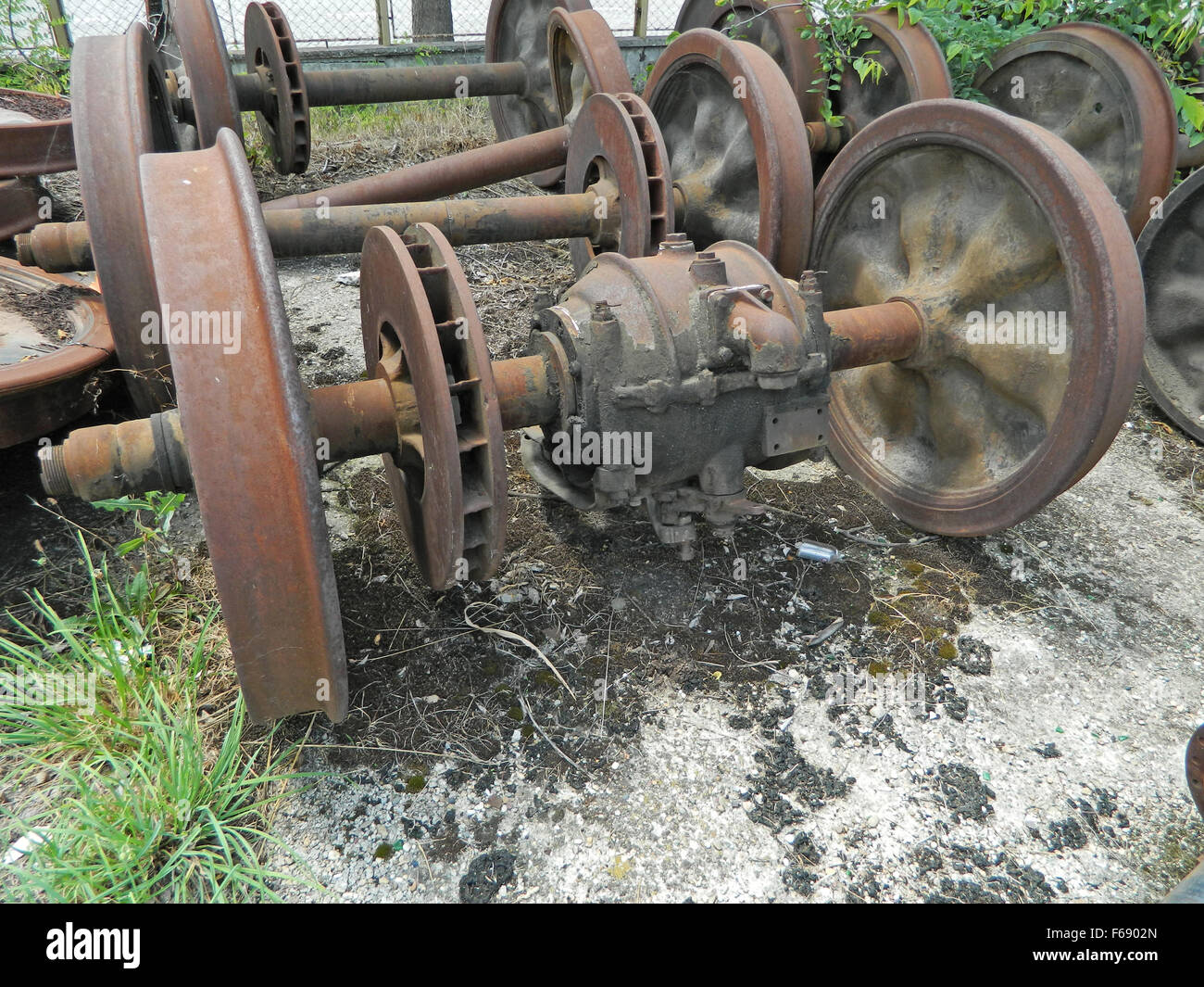 Eisenbahn-Achse-Montage-Ständer unter freiem Himmel. Stockfoto