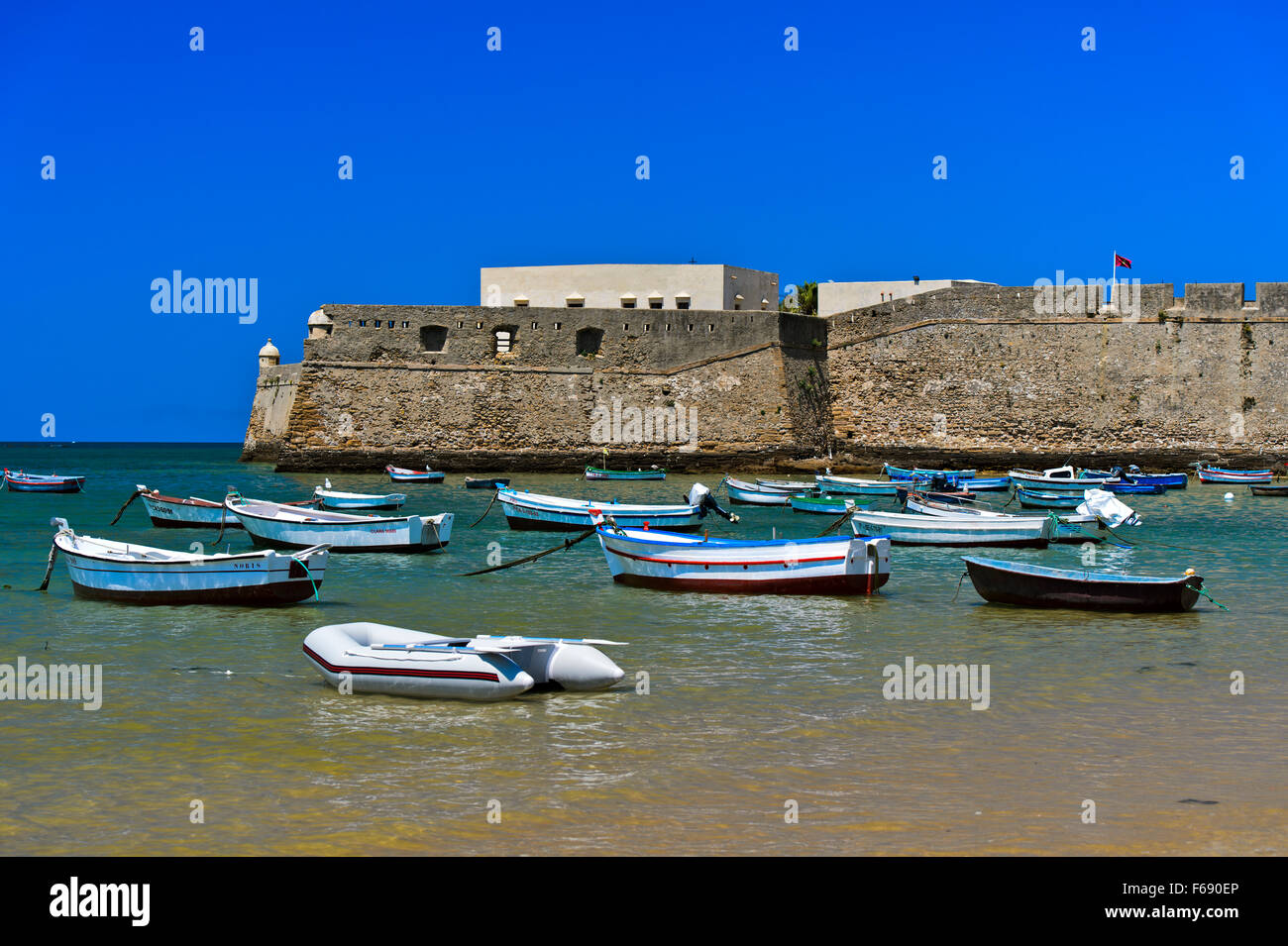 Boote aus Santa Catalina Castle, La Caleta Strand, Cádiz, Andalusien, Spanien Stockfoto