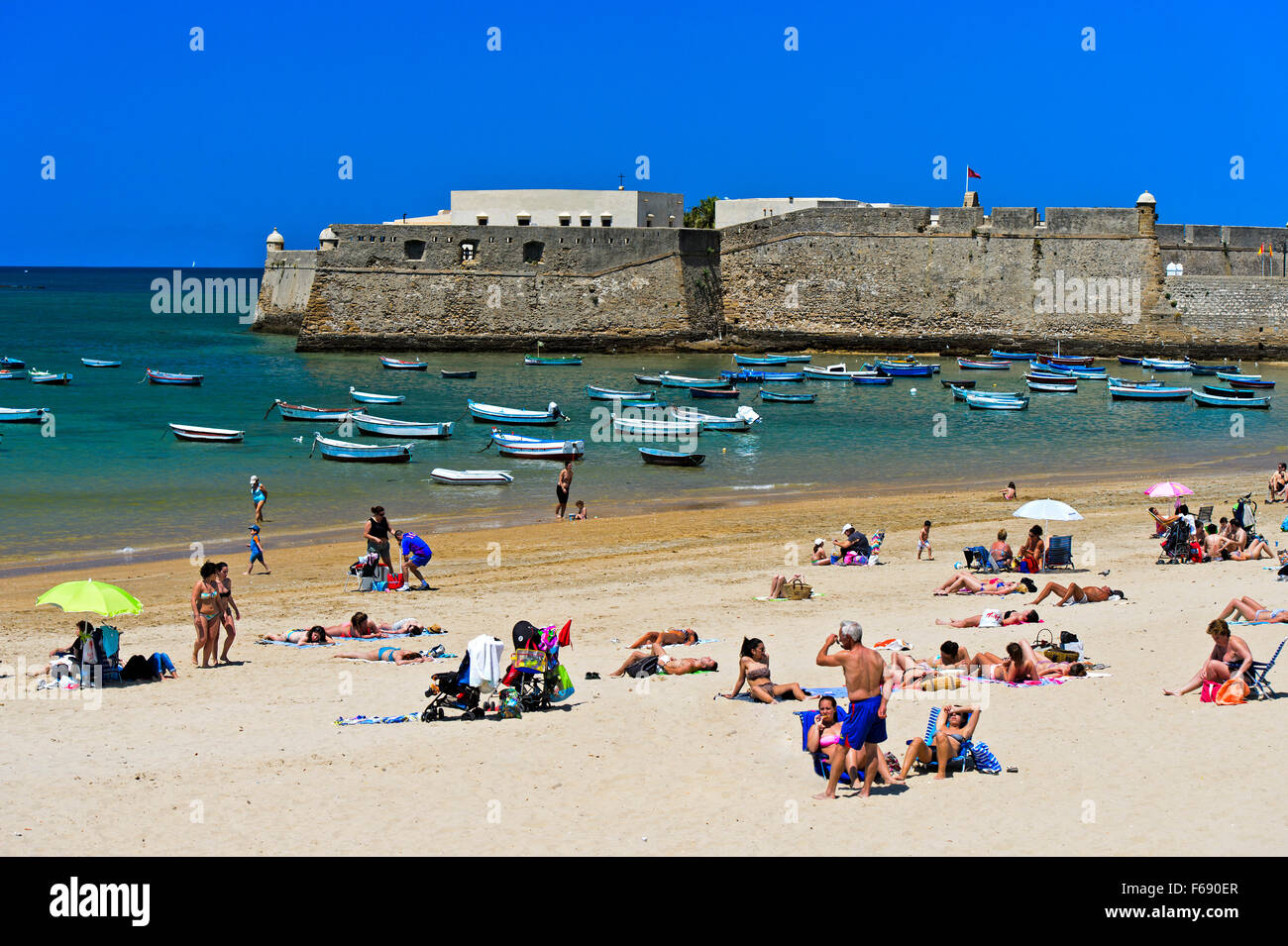 La Caleta Strand, Santa Catalina Castle hinter, Cádiz, Andalusien, Spanien Stockfoto