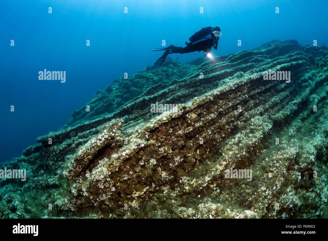 Taucher beobachten Gesteinsschichten am Regal, Insel Korfu, Ionische Inseln, Mittelmeer, Griechenland Stockfoto