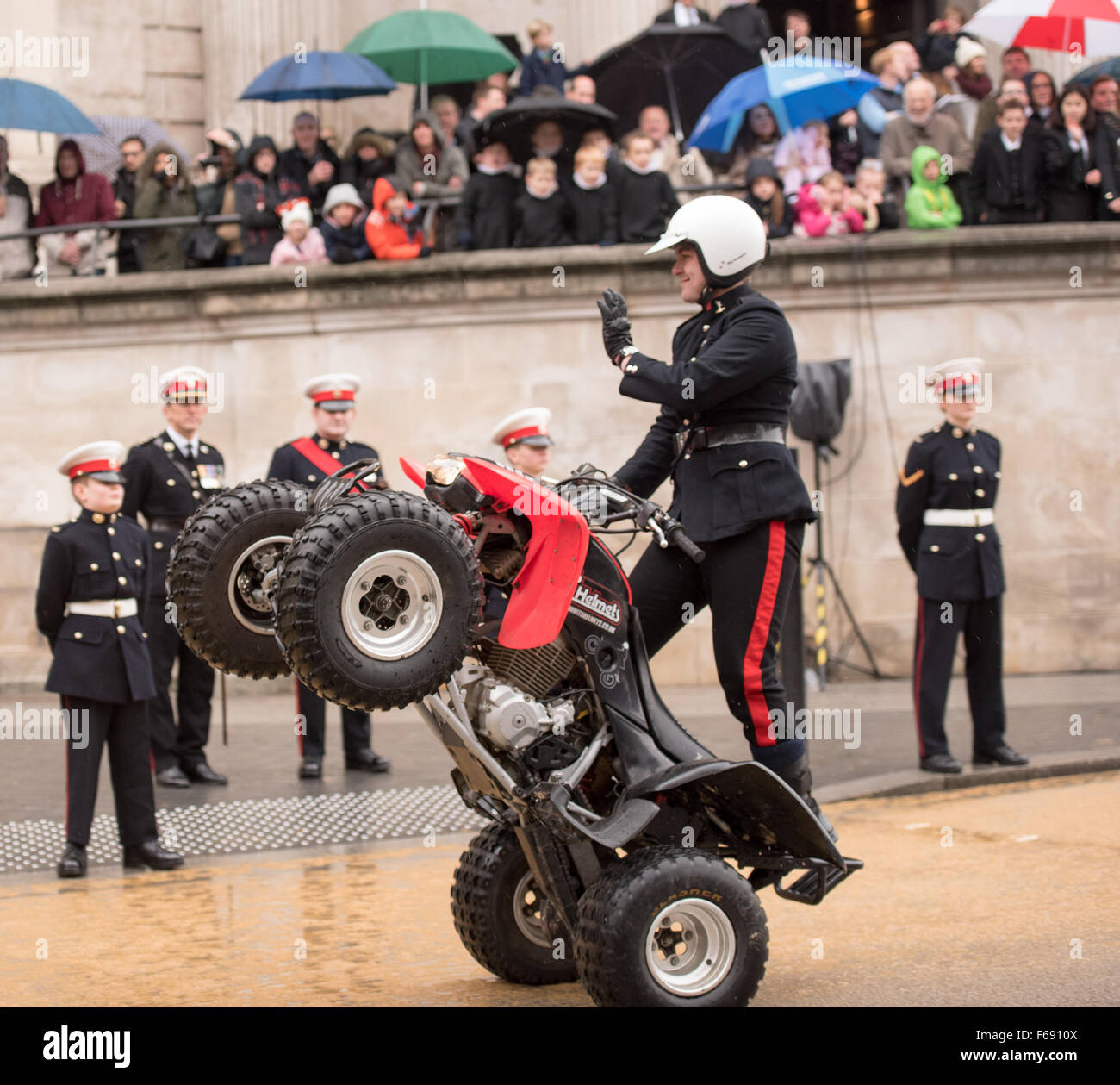 London, UK. 14. November 2015. Armee weiße Helme Motorrad Display Team in der Oberbürgermeister zeigen Credit: Ian Davidson/Alamy Live News Stockfoto