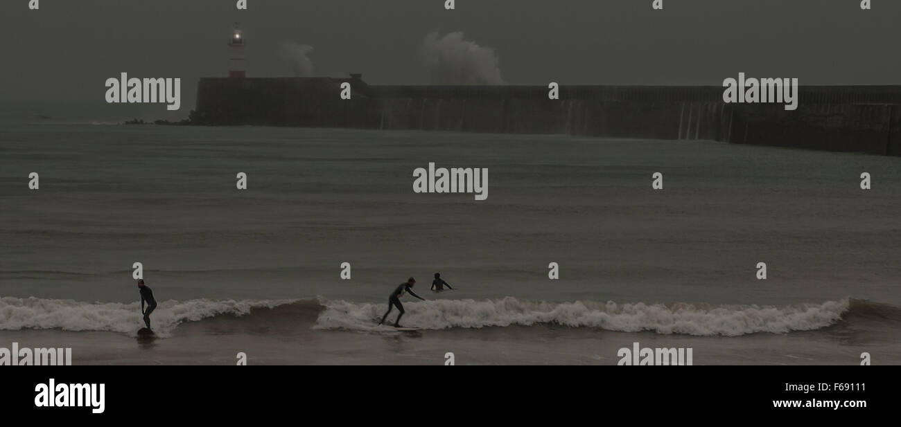 Newhaven, East Sussex, UK..14. November 2015..Atrocious Wetter, Heavy Rain & Gales, schreckt die Surfer vor West Beach nicht in relativer Ruhe des Hafenarms ab Stockfoto