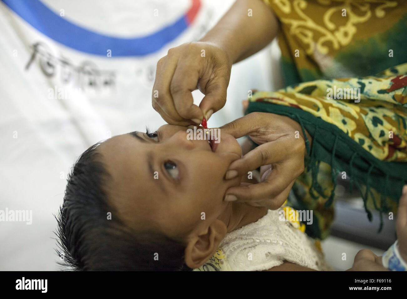 Dhaka, Bangladesch. 14. November 2015. DHAKA, Bangladesch-14. November: ein Säugling ist verabreicht wird Vitamin A in einer Gemeinschaft-Klinik in Dhaka im Rahmen einer bundesweiten Kampagne in Dhaka am 14. November 2015 '' ˜Vitamin-A Plus Kampagne über Bangladesch begonnen hat, mit Kindern zwischen sechs Monaten und fünf Jahren eine lebensrettende Kapsel zugeführt wird. Menschen, die mit ihren Kindern in Dhaka.Restriction Warteschlange: Deutschland, Österreich und der Schweiz rechts raus. © Zakir Hossain Chowdhury/ZUMA Draht/Alamy Live-Nachrichten Stockfoto