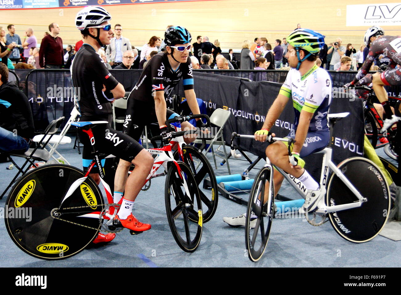 Lee Valley VeloPark, London, UK. 14. November 2015.Geraint Thomas GBR, Peter Kennaugh GBR und Adam Blythe GBR entspannend vor dem UCI Punkte Rennen Credit: Grant Burton/Alamy Live News Stockfoto