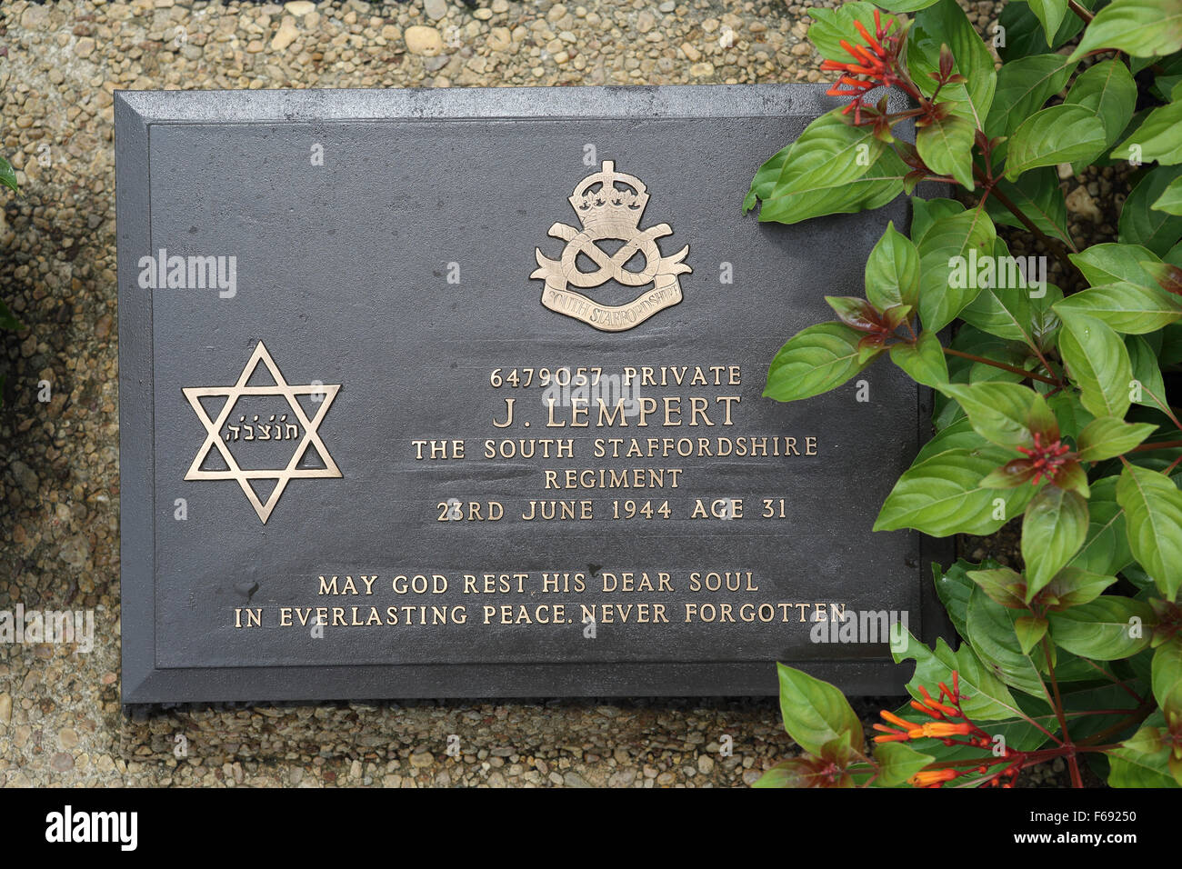 Das Grab von einem privaten aus South Staffordshire Regiment am Taukkyan War Cemetery in der Nähe von Yangon, Myanmar. Stockfoto