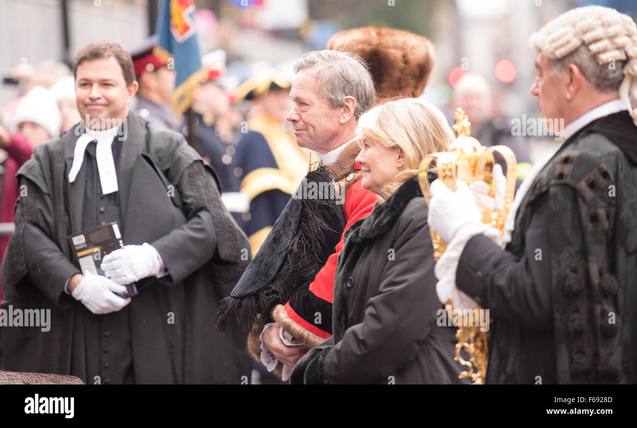 London, UK. 14. November 2015. Herr Mountevans, der Rt Hon Lord Mayor of London ist am St. Pauls in London auf dem Weg zu seinen Amtseid Credit gesegnet: Ian Davidson/Alamy Live News Stockfoto