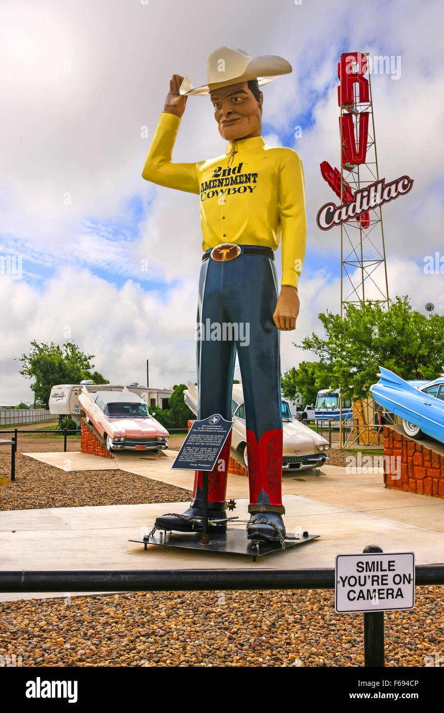 2. Änderung Cowboy-Statue in Amarillo, Texas. (das Recht des Volkes zu halten und Waffen tragen, dürfen nicht verletzt werden) Stockfoto
