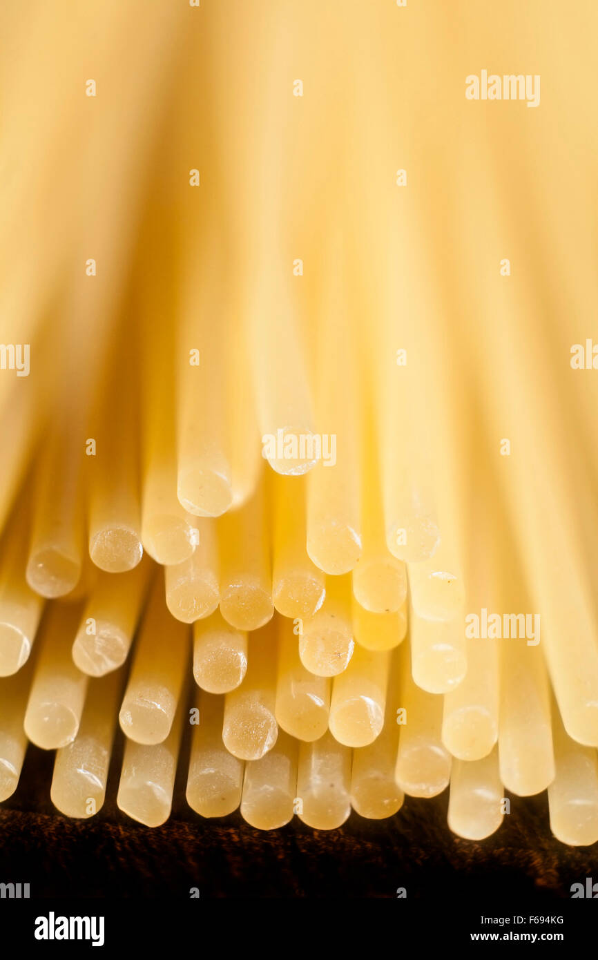 Makro Nahaufnahme von rohen Spaghetti Nudeln Stockfoto