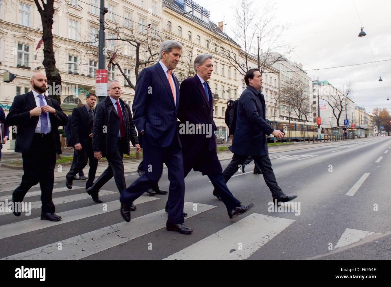 US-Außenminister John Kerry geht mit britischen Außenminister Philip Hammond über den Kartner Ring auf dem Weg zu einem französischen Gastgeber treffen über die Zukunft von Syrien 14. November 2015 in Wien, Österreich. Kerry ist in Österreich zu einem multinationalen treffen konzentrierte sich auf die Zukunft Syriens mitleiten. Stockfoto