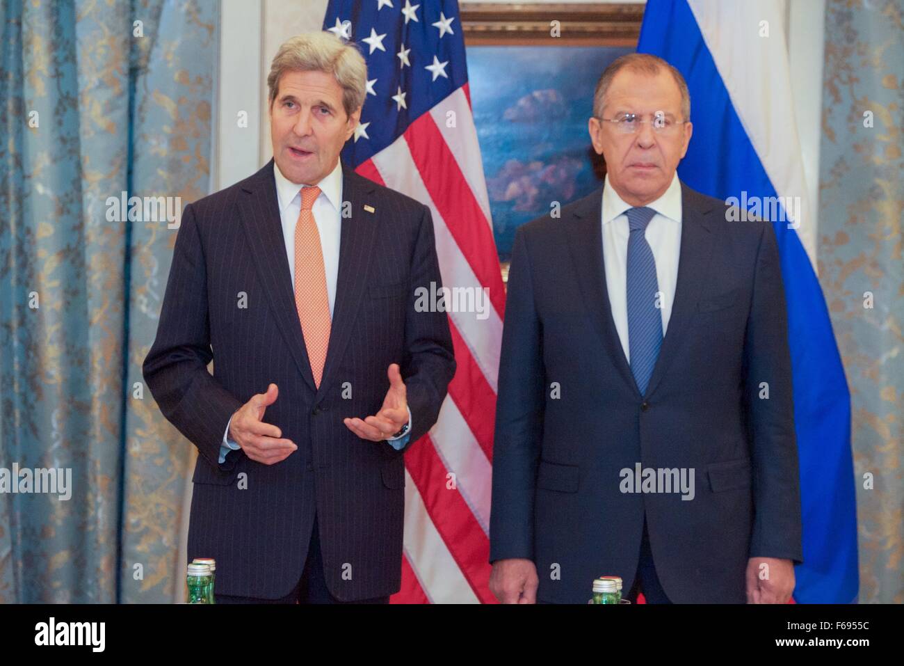 US-Außenminister John Kerry und dem russischen Außenminister Sergej Lawrow liefern Aussagen, die Verurteilung der terroristischen Angriffe in Paris im Hotel Imperial 14. November 2015 in Wien, Österreich. Kerry und Lawrow sind in Österreich, co-chairing ein multinationales treffen konzentrierte sich auf die Zukunft von Syrien. Stockfoto