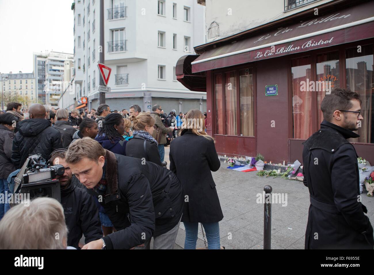 Terroranschläge von Paris, 13. November 2015, behauptete Freitag, von ISIS, 128 Tote, 300 Verletzte. Sieben einzelne Angriffe fand, bestehend aus sechs Kalaschnikow-Shootings auf drei Explosionen, diverse Cafés und Restaurants. Standorte am Samstagmorgen. Die ersten Angriffe erfolgten in der Rue Bichat und rue Alibert, in der Nähe des Canal Saint-Martin im 10. Arrondissement. Angreifer erschossen an Personen außerhalb Le Carillon, eine Café-Bar, ca. 21:20. Sie kreuzten dann Rue Bichat und angegriffenen Le Petit Cambodge (kleine Kambodscha), ein Restaurant verlassen zwischen vier und elf Menschen tot. ACC Stockfoto