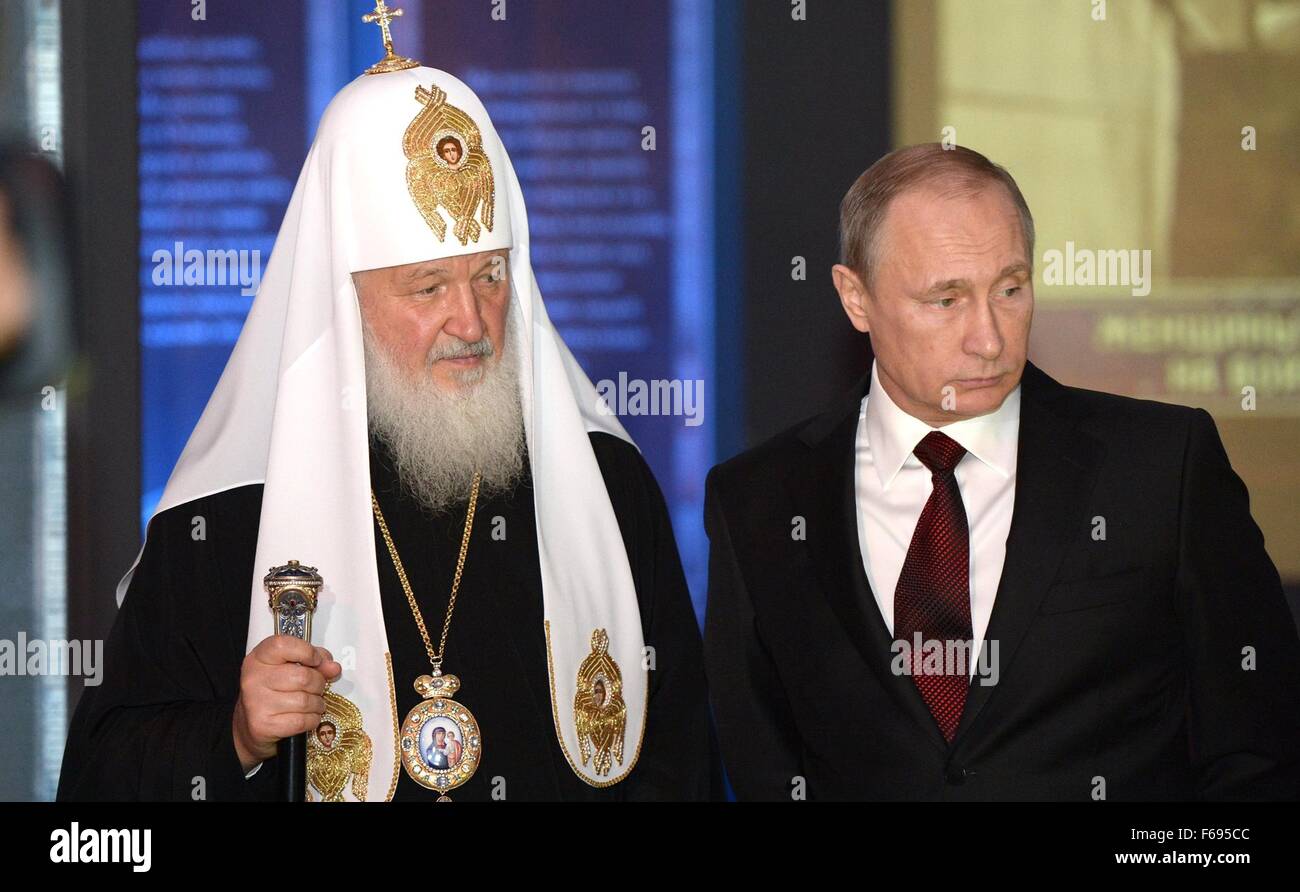 Der russische Präsident Vladimir Putin mit Patriarch von Moskau und alle Russland Kirill tour die Ausstellung auf großen Wirren zum großen Sieg in der Manege zentralen Ausstellungssaal 4. November 2015 in Moskau, Russland. Stockfoto