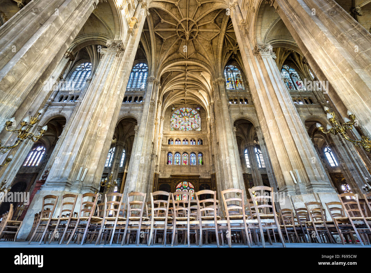 Querschiff mit gewölbten Bögen, Kirche Saint Eustache, ein Beispiel der gotischen Architektur. Paris, 75001, Frankreich. Stockfoto