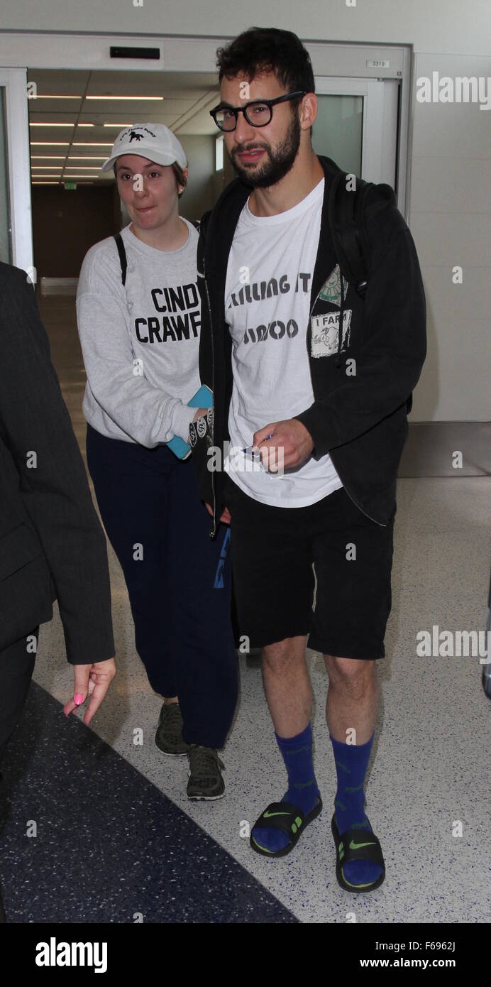 Lena Dunham und Jack Antonoff am Los Angeles International Airport (LAX) mit: Lena Dunham, Jack Antonoff wo: Los Angeles, California, Vereinigte Staaten von Amerika bei: 14. Oktober 2015 Stockfoto