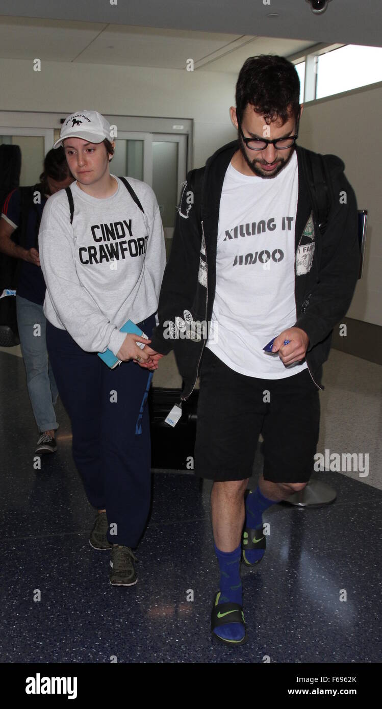 Lena Dunham und Jack Antonoff am Los Angeles International Airport (LAX) mit: Lena Dunham, Jack Antonoff wo: Los Angeles, California, Vereinigte Staaten von Amerika bei: 14. Oktober 2015 Stockfoto