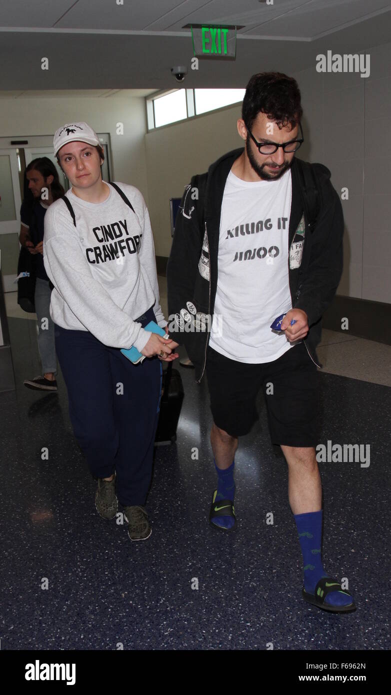 Lena Dunham und Jack Antonoff am Los Angeles International Airport (LAX) mit: Lena Dunham, Jack Antonoff wo: Los Angeles, California, Vereinigte Staaten von Amerika bei: 14. Oktober 2015 Stockfoto