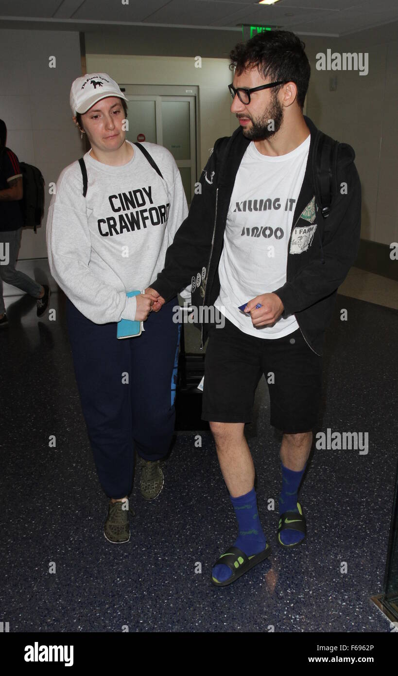 Lena Dunham und Jack Antonoff am Los Angeles International Airport (LAX) mit: Lena Dunham, Jack Antonoff wo: Los Angeles, California, Vereinigte Staaten von Amerika bei: 14. Oktober 2015 Stockfoto