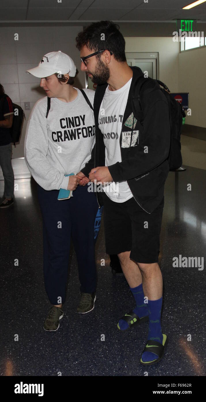 Lena Dunham und Jack Antonoff am Los Angeles International Airport (LAX) mit: Lena Dunham, Jack Antonoff wo: Los Angeles, California, Vereinigte Staaten von Amerika bei: 14. Oktober 2015 Stockfoto