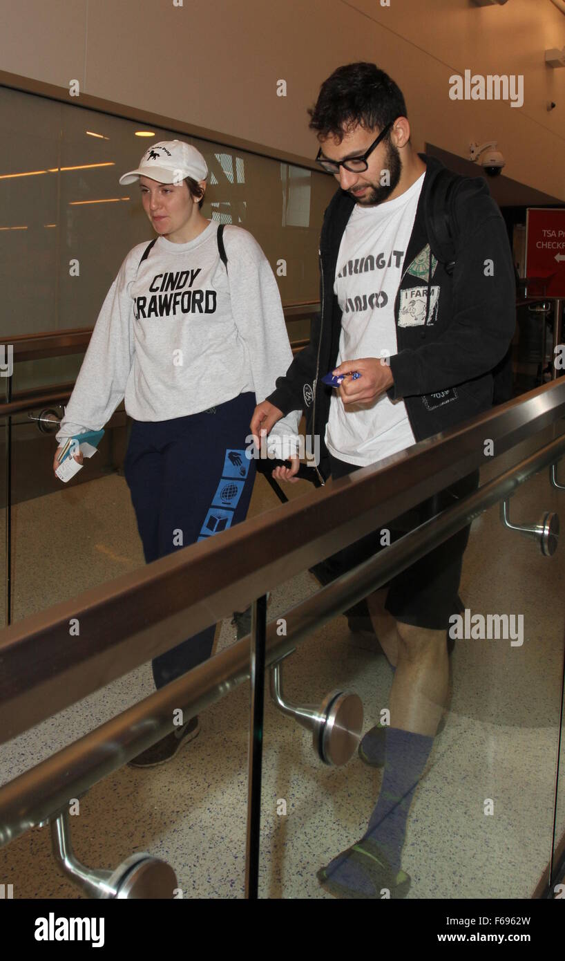 Lena Dunham und Jack Antonoff am Los Angeles International Airport (LAX) mit: Lena Dunham, Jack Antonoff wo: Los Angeles, California, Vereinigte Staaten von Amerika bei: 14. Oktober 2015 Stockfoto