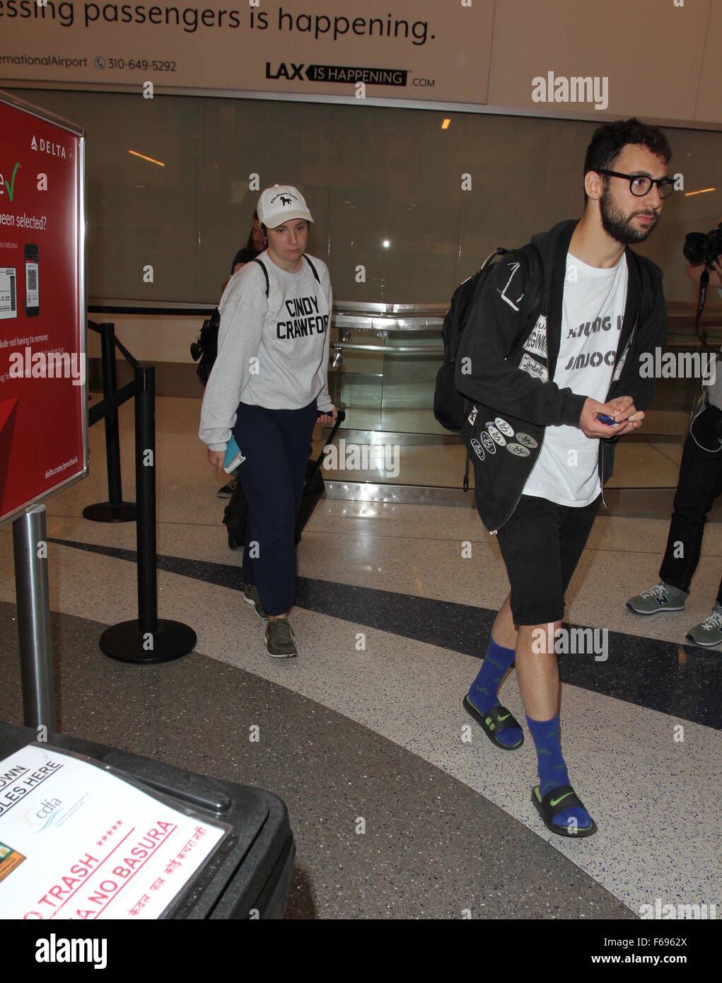 Lena Dunham und Jack Antonoff am Los Angeles International Airport (LAX) mit: Lena Dunham, Jack Antonoff wo: Los Angeles, California, Vereinigte Staaten von Amerika bei: 14. Oktober 2015 Stockfoto