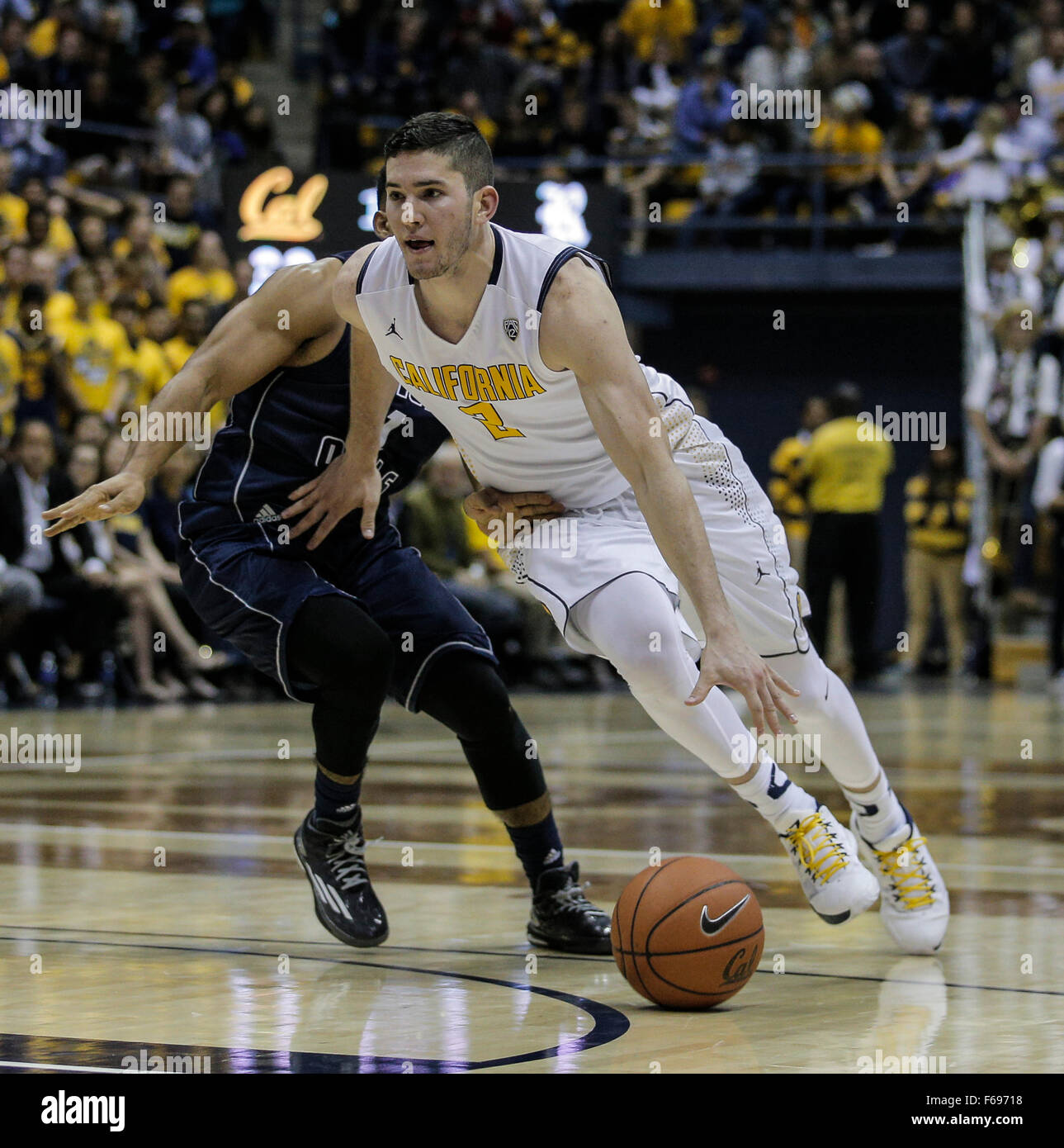 Berkeley USA ca. 13. November 2015. California G # 2 Sam Singer-Antrieb auf den Reifen am Mitte Hof während der NCAA Männer Basketball-Spiel zwischen Rice University Eulen und die California Golden Bears 97-65 Sieg bei Hass Pavillon Berkeley Kalifornien Thurman James/CSM/Alamy Live News Stockfoto