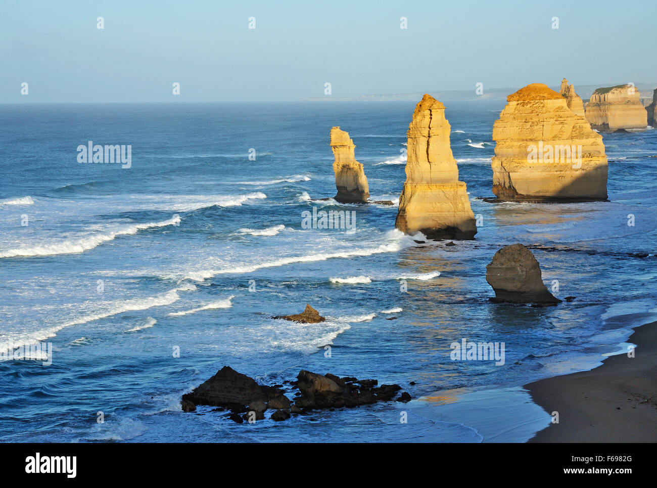 Zwölf Apostel in den frühen Morgenstunden mit Shadow und Highlight, Victoria, Australien. Stockfoto