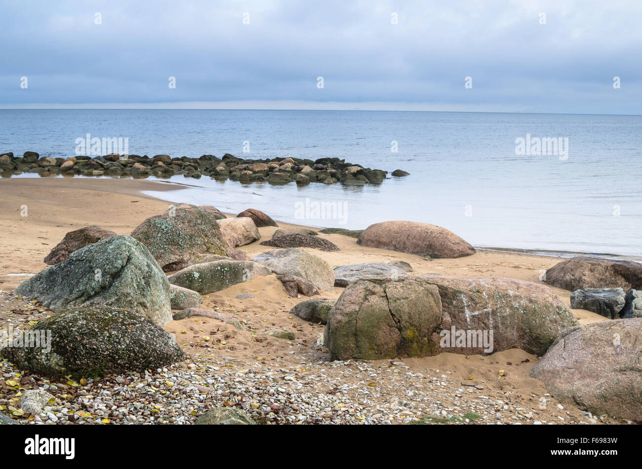 Felsiger Strand am Golf von Finnland. Sillamae, Estland Stockfoto