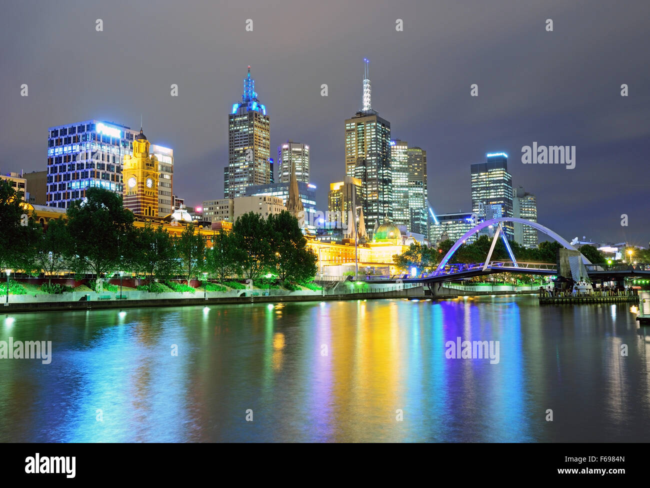 Nachtansicht der Skyline von Melbourne und Yarra River, Victoria, Australien. Stockfoto