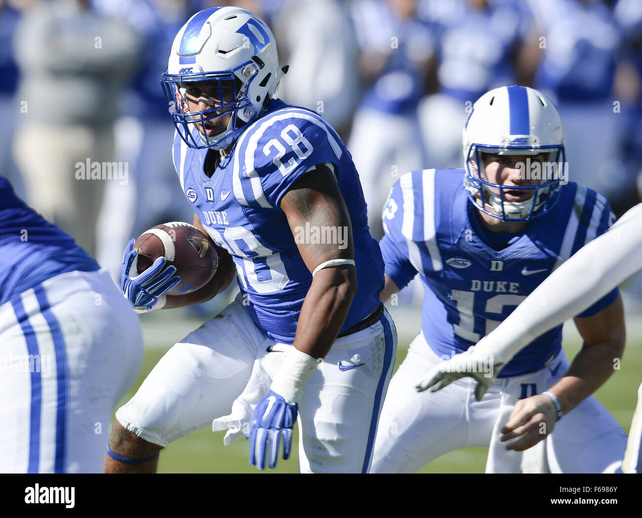 Durham, North Carolina, USA. 14. November 2015. Shaquille Powell (28) des Herzogs trägt den Ball für die Blue Devils. Die Duke Blue Devils veranstaltete die University of Pittsburgh Panthers im Wallace Wade Stadium in Durham, N.C. Pittsburgh gewann 31-13. Bildnachweis: Fabian Radulescu/ZUMA Draht/Alamy Live-Nachrichten Stockfoto