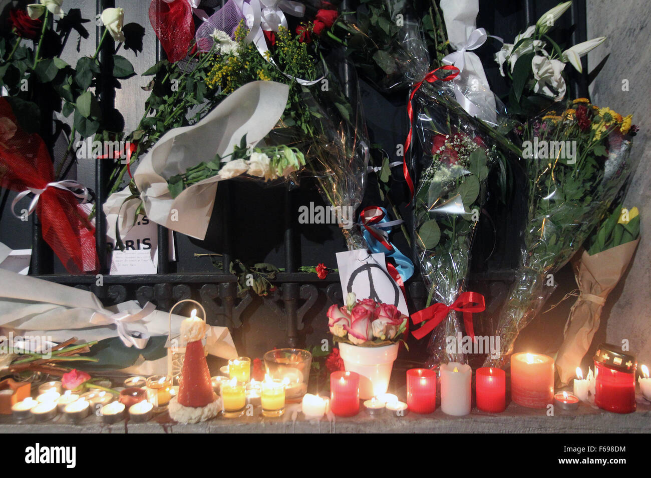 Athen. 14. November 2015. Foto aufgenommen am 14. November 2015 zeigt Blumen und Kerzen welche griechische Volk legen Sie vor der französischen Botschaft in Athen zu Ehren Opfer einer Reihe von Angriffen, die in Paris am Freitag Abend passiert. Bildnachweis: Marios Lolos/Xinhua/Alamy Live-Nachrichten Stockfoto