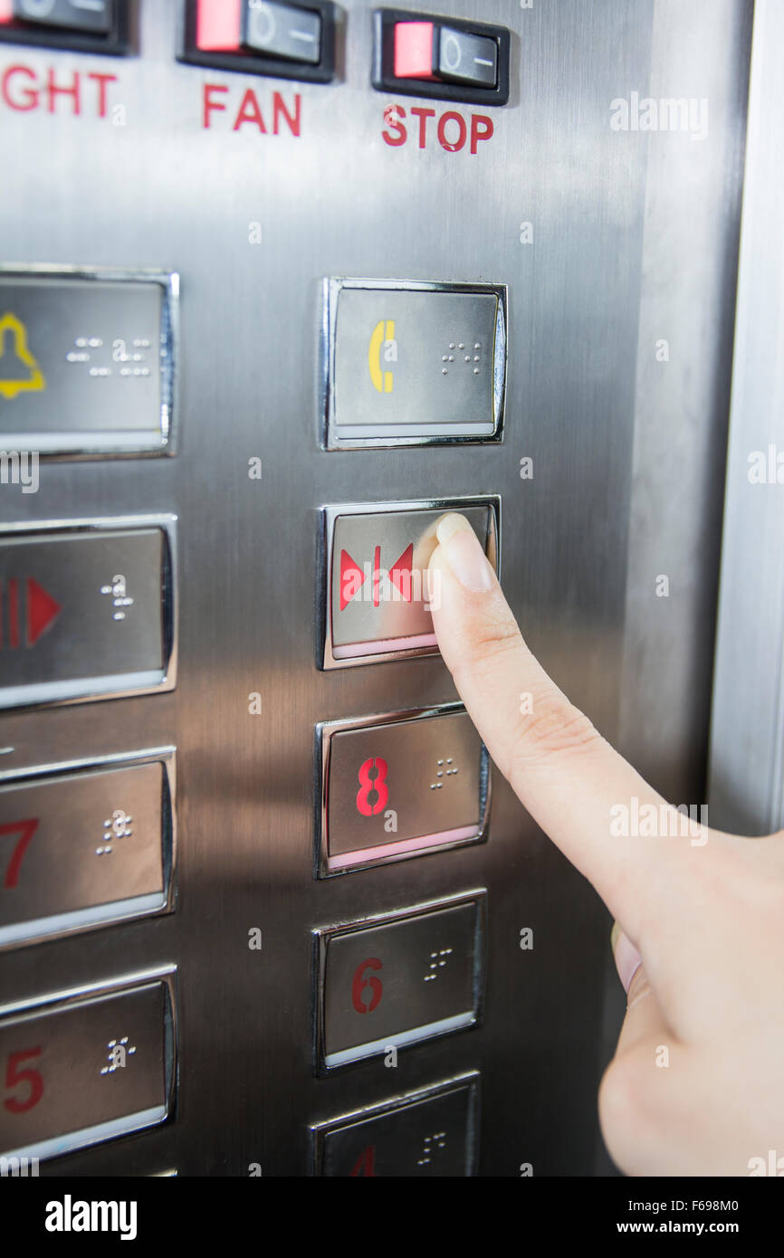 Hand drücken Sie offene Tür im Aufzug Stockfoto