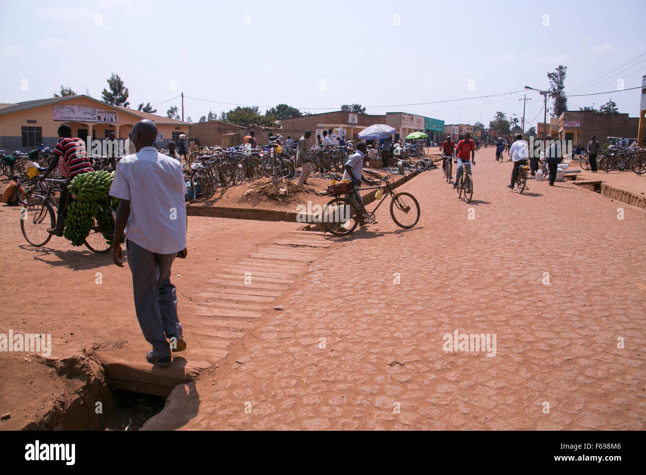 Die Hauptstraße in Kayonza, Ruanda. Stockfoto