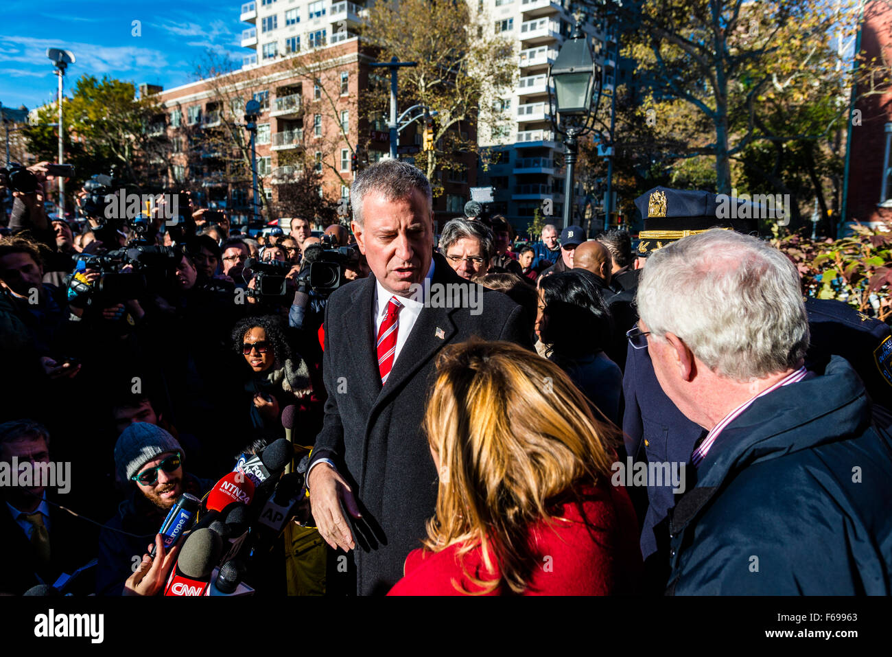 New York, NY - spricht 14. November 2015 NYC Bürgermeister Bill de Blasio mit der Presse nach dem Besuch einer Mahnwache im Washington Square Park zum Gedenken an die Opfer der Terroranschläge 13 November Paris. Bildnachweis: Stacy Walsh Rosenstock/Alamy Live-Nachrichten Stockfoto