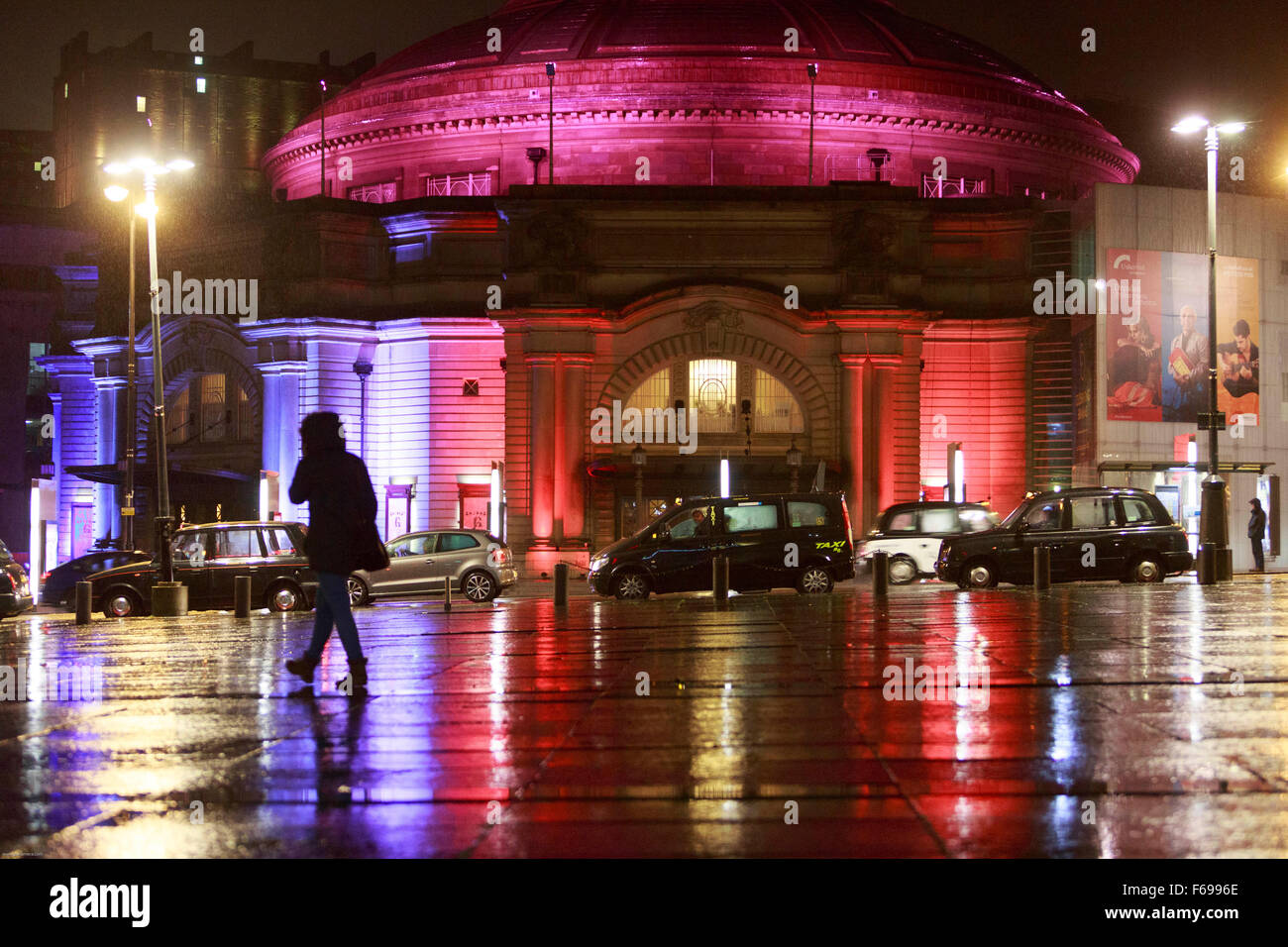 Edinburgh, UK. 14 November. Schottlands Hauptstadt wandte sich rot, weiß und blau in Usher Hall. Die Farben der französischen. Das Ziel, Solidarität mit den Opfern des Paris Terroranschläge zeigen. Pako Mera/Alamy Live-Nachrichten. Stockfoto