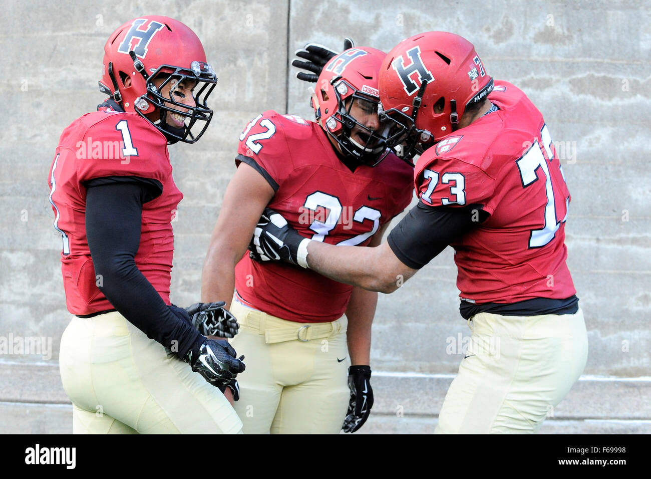 Samstag, 14. November 2015: Harvard Crimson Runningback Semar Smith (32) feiert einen Touchdown mit breiter Empfänger Andrew Fischer (1) und beleidigender Störungssucher Larry Allen Jr. (73) während der NCAA Ivy League-Football-Spiel zwischen der Pennsylvania Quäker und die Harvard Crimson statt im Harvard Stadium in Boston, Massachusetts. Die Quäker besiegen die Crimson 35-25 in der regulären Spielzeit. Eric Canha/CSM Stockfoto